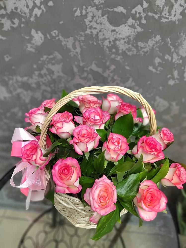 Цветочная композиция из Розы в корзине в Белом Яре Томской области