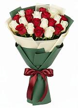 Букет Микс из красных и белых роз в Белом Яре Томской области