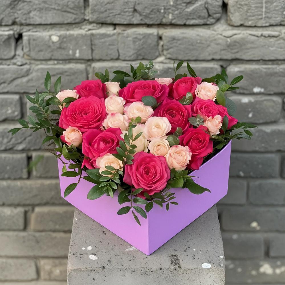 Цветочная композиция из Розы в коробке в Белом Яре Томской области