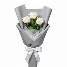 Букет 3 белые розы в Белом Яре Томской области