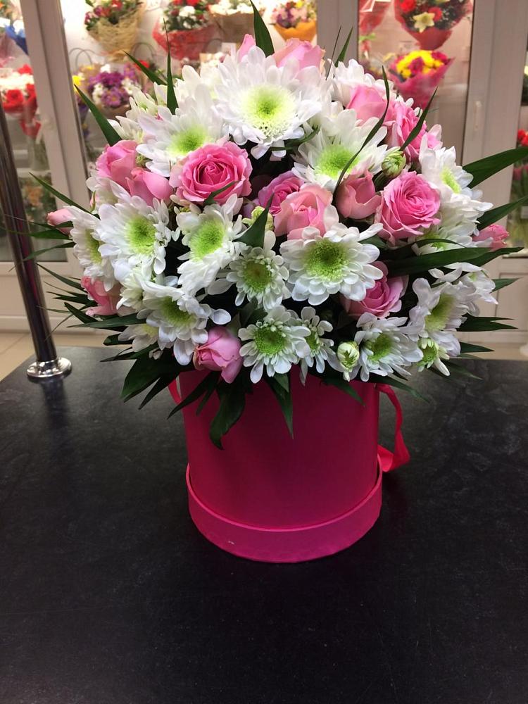 Цветочная композиция из Розы и Хризантемы в шляпной коробке в Белом Яре Томской области