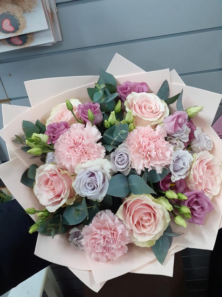 Букет цветов из: Розы, Гвоздики и Лизиантусы в Белом Яре Томской области