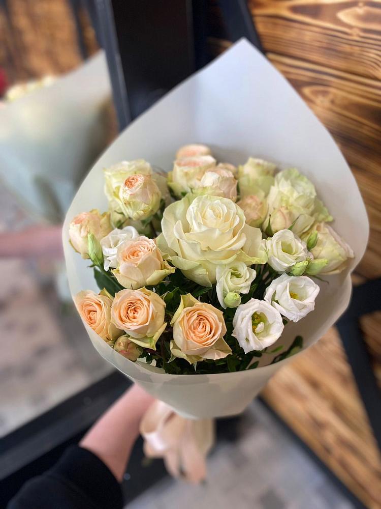 Букет цветов из: Розы и Лизиантусы в Белом Яре Томской области